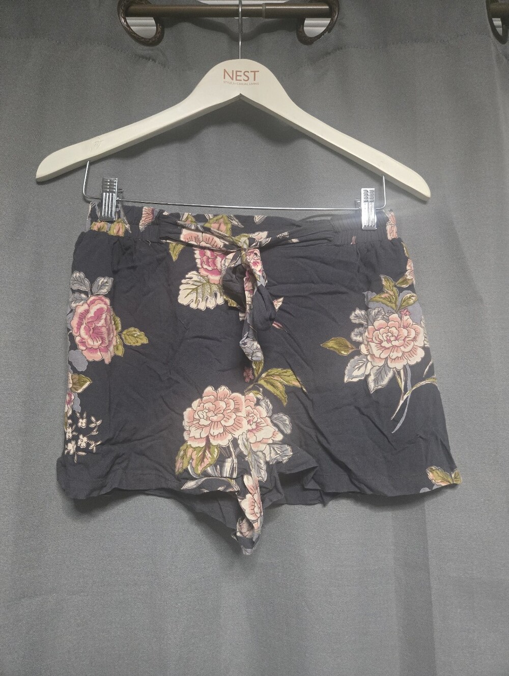 Eclipse Women's Medium Gray And Pink Floral Shorts